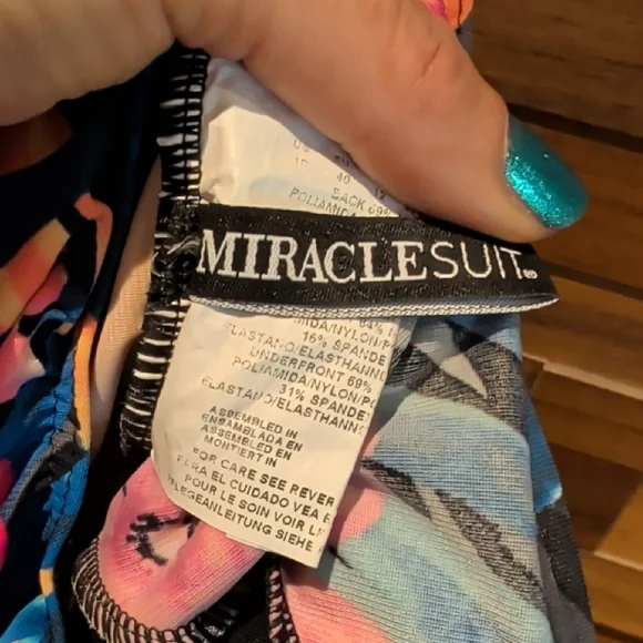 One-Piece Swimsuit in Multicolor - Picture 4 of 8